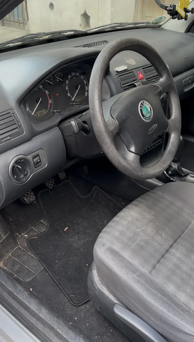 Intérieur Skoda sale avant pressing auto complet à domicile à Waterloo