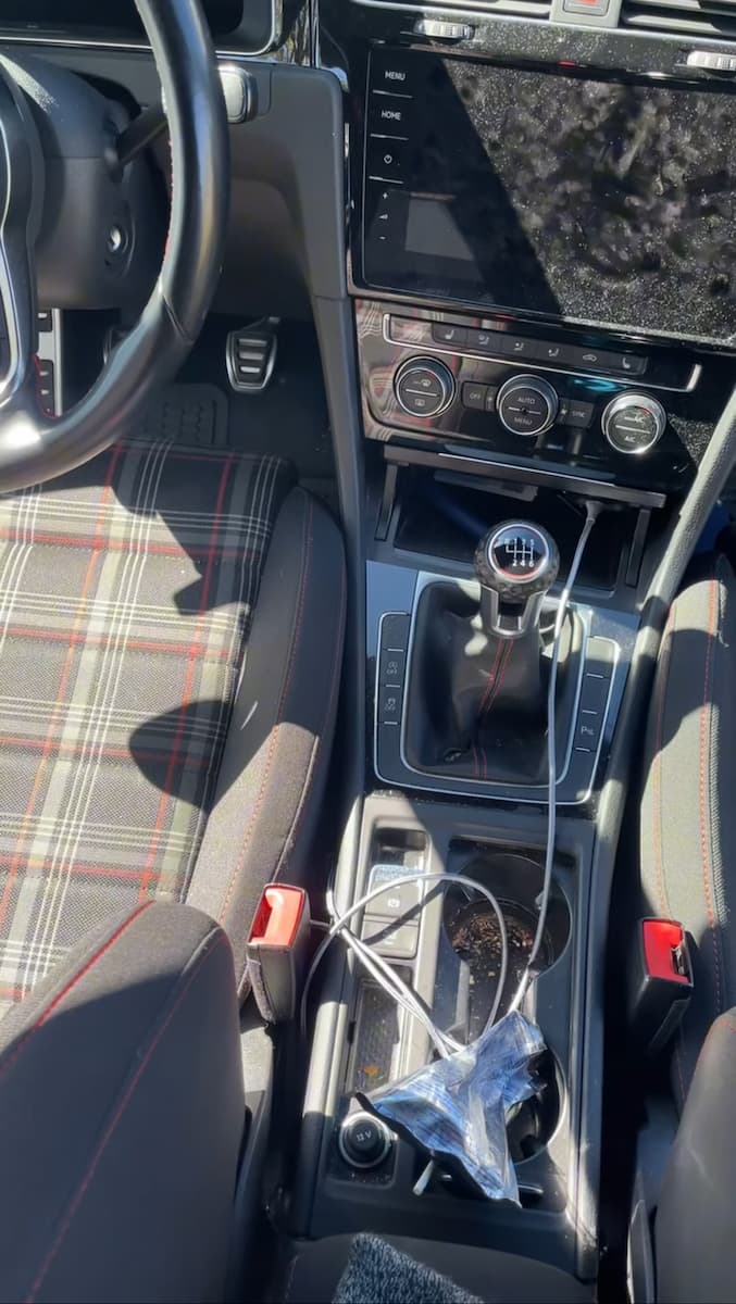 Sièges GTI tachés avant nettoyage par injection-extraction à Bruxelles